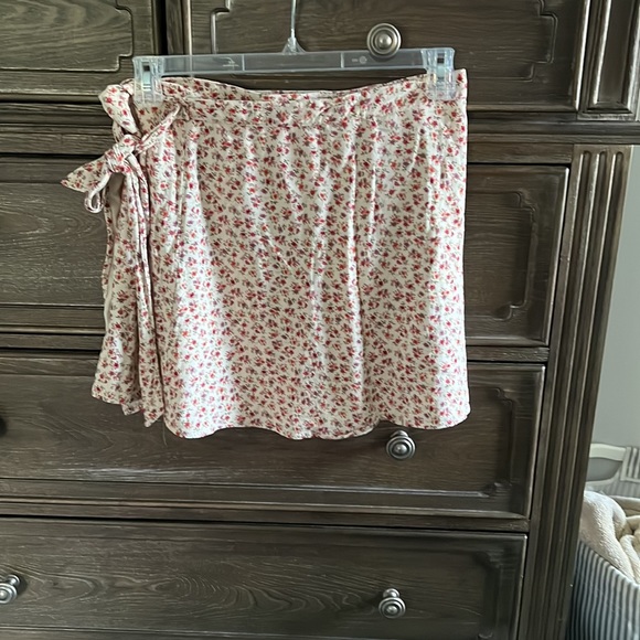 American eagle wrap around mini skirt in rose clored floral pattern - Picture 2 of 2